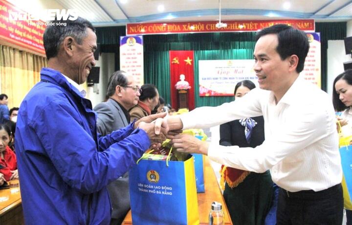 Ông Nguyễn Duy Minh tặng quà đại diện các Ban điều hành Tổ công nhân tự quản khu nhà trọ.
