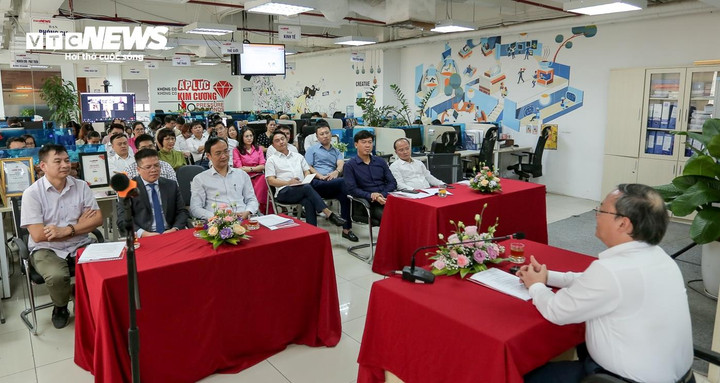 Tổng Giám đốc VOV Đỗ Tiến Sỹ chia sẻ với cán bộ, nhân viên Báo điện tử VTC News. (Ảnh: Ngô Nhung)