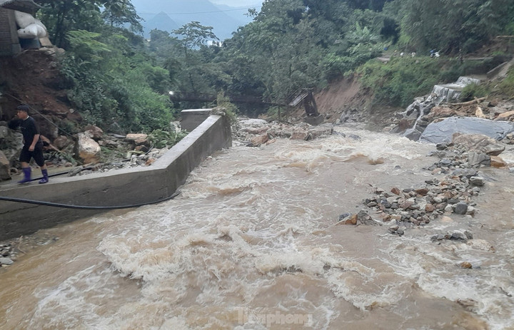 Tính đến 11h ngày 13/9, lũ quét khiến 4 người chết, 5 người mất tích, 5 người bị thương. Trong đó, xã Liên Minh, thị xã Sa Pa bị thiệt hại nặng nề nhất, lũ quét, sạt lở đất khiến 3 người chết, 4 người mất tích, 5 người bị thương.