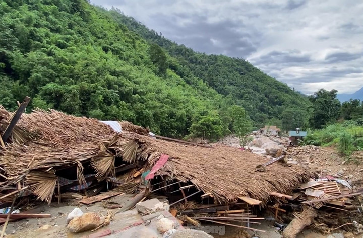 Đường QL 4D sạt ta luy dương tại xã Trung Chải, thị xã Sa Pa, khối lượng 100 m3. Đường tỉnh 152b, sạt ta luy âm khoảng 50 m tại thôn Nậm Cang, xã Liên Minh, thị xã Sa Pa...