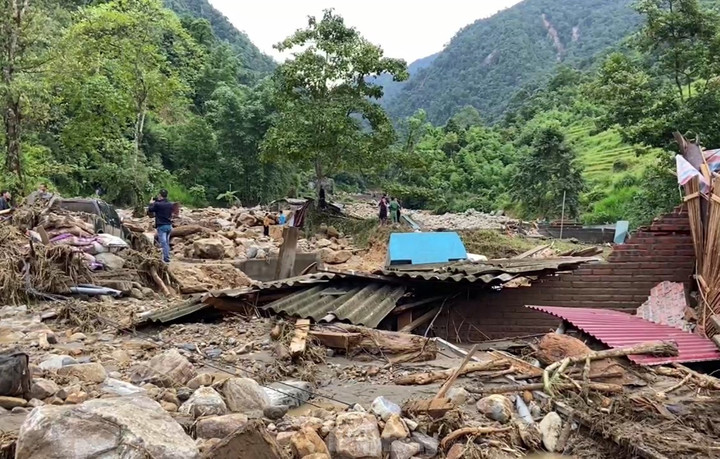 Nhiều nhà cửa, tài sản khác cũng bị thiệt hại nặng nề.