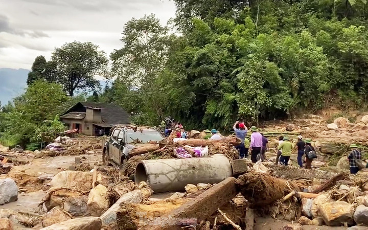 Đến sáng 13/9, do nước lũ vẫn đang chảy xiết, công tác tìm kiếm các nạn nhân bị lũ cuốn gặp nhiều khó khăn.
