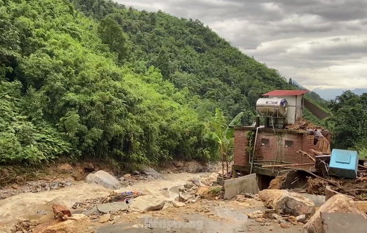 Tại đây, lực lượng chức năng huy động hàng trăm dân quân tự vệ, lực lượng công an, quân đội tham gia tìm kiếm nạn nhân bị lũ cuốn, khắc phục hậu quả do mưa lũ.