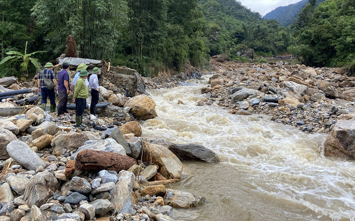 Chủ tịch UBND tỉnh nhấn mạnh: Công tác tìm kiếm cần tuân thủ nguyên tắc bình tĩnh, khoa học, đảm bảo an toàn. Cùng với đó, thị xã Sa Pa cần phân công lãnh đạo trực chỉ đạo công tác tìm kiếm. Các đơn vị liên quan khẩn trương tổ chức công tác thăm hỏi gia đình nạn nhân.