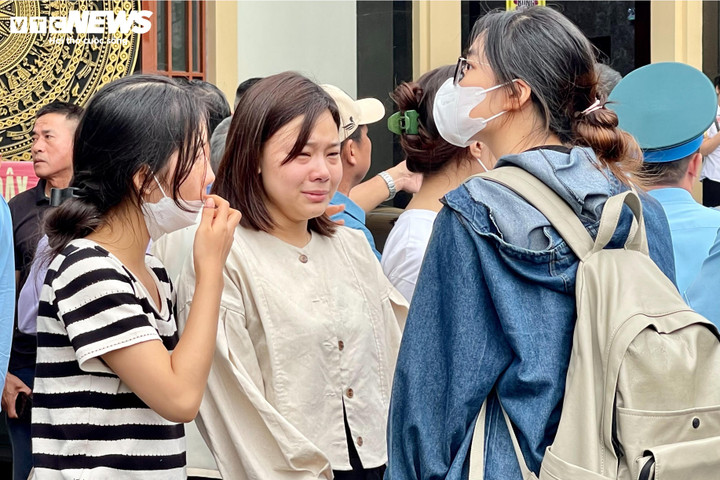 Cháy chung cư mini ở Hà Nội: Người mẹ gào khóc tìm con khắp các bệnh viện - 4