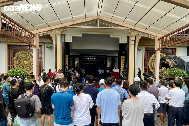 Người thân nhận diện nạn nhân tại nhà tang lễ Bệnh viện Quân y 103.