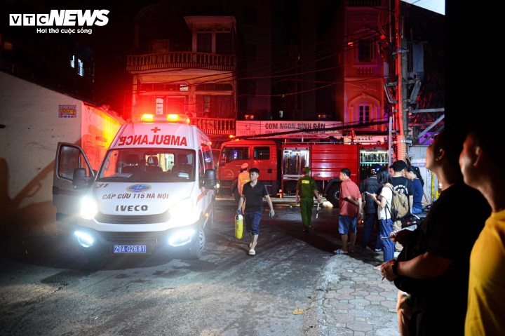 Hàng chục xe chữa cháy được điều động đến hiện trường tổ chức tìm kiếm cứu nạn và chữa cháy.