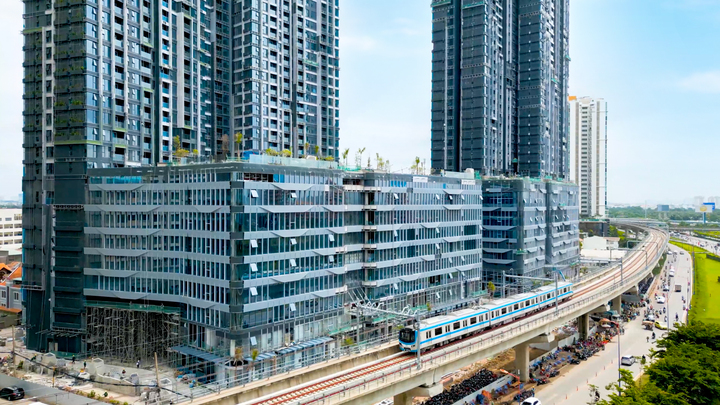Trong bối cảnh tuyến metro số 1 hoạt động chính thức trong vài tháng tới, mặt bằng thương mại trên trục đường Song Hành (nơi tuyến metro đi qua) đang thu hút sự quan tâm lớn từ nhà đầu tư. (Ảnh: LUMIÈRE Riverside)