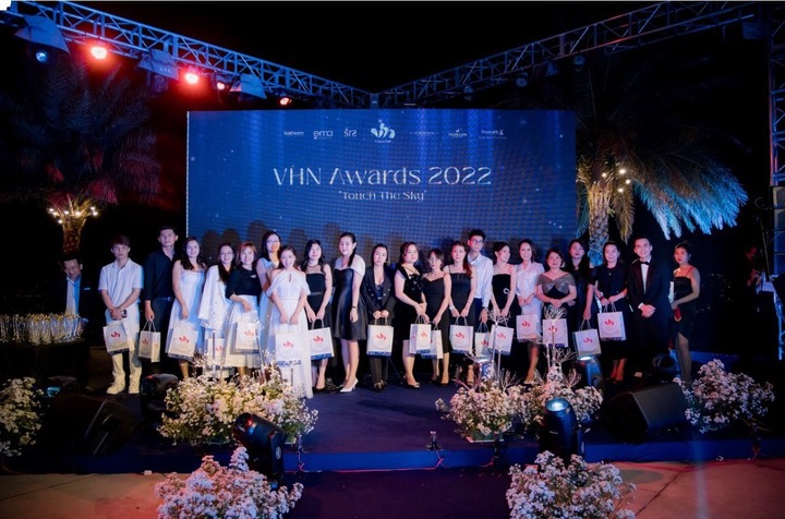 Lennie Skinlab vinh dự được nhận giải thưởng Top 10 cơ sở xuất sắc nhất năm 2022 tại VHN Awards.