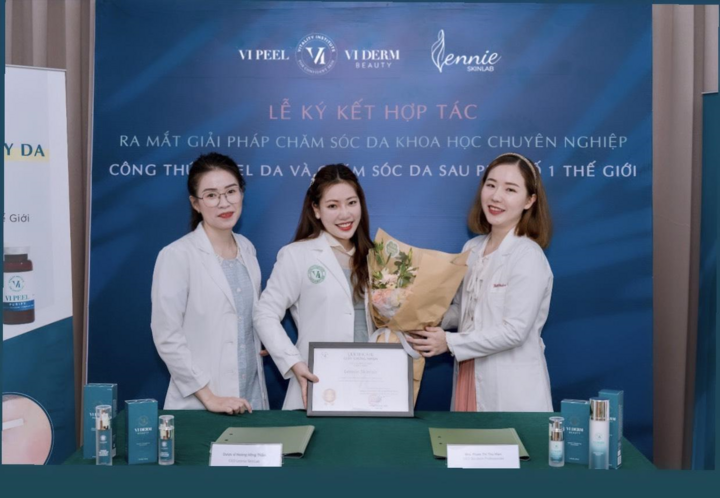 Lennie Skinlab trong buổi Ký kết hợp tác với Viderm - thương hiệu với nhiều line sản phẩm được đưa vào giảng dạy tại Đại học Harvard, John Hopkins.