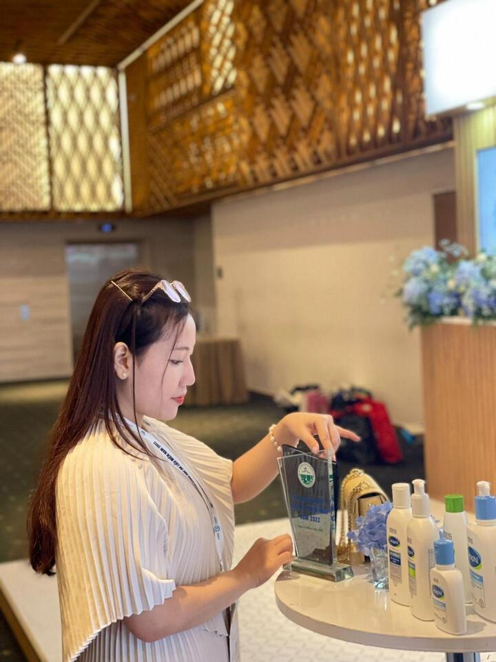 Founder Hoàng Hồng Thắm đại diện cho Lennie nhận cúp vinh danh đơn vị có hoạt động tiêu biểu tại Hội nghị Da liễu thẩm mỹ.