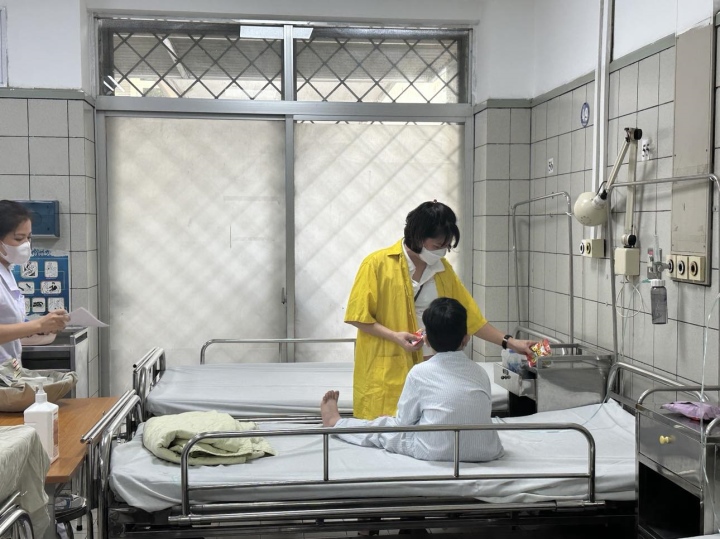 Một dịch nhi là nàn nhân của vụ cháy căn hộ mini đang rất được che chở, theo gót dõi mức độ khoẻ bên trên Trung tâm Nhi khoa, Bệnh viện Bạch Mai.