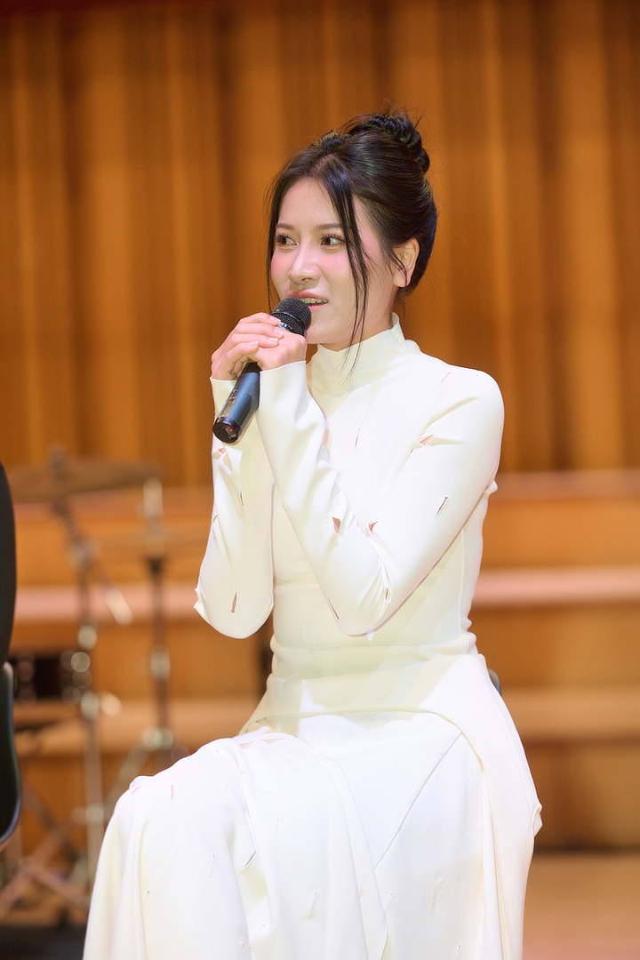Quỳnh Anh mạnh dạn thử sức với jazz.