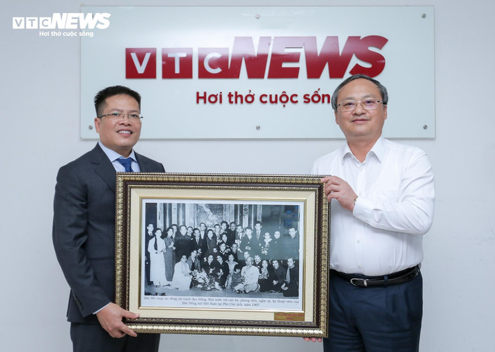 Tổng Giám đốc VOV Đỗ Tiến Sỹ tặng quà cho Báo điện tử VTC News. (Ảnh Ngô Nhung)