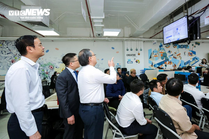 Tổng Giám đốc VOV tham quan trụ sở làm việc của Báo điện tử VTC News. (Ảnh: Ngô Nhung - Khổng Chí)