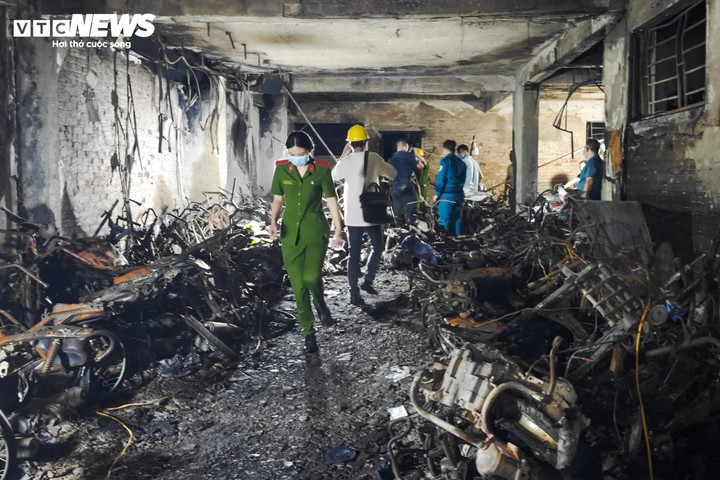 Gần 100 xe máy để ở tầng 1 chung cư mini bị thiêu rụi.