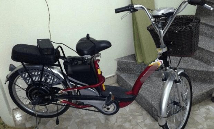 Xe đạp điện có thể sạc trực tiếp hoặc tháo ắc quy ra. (Ảnh minh họa: KT)