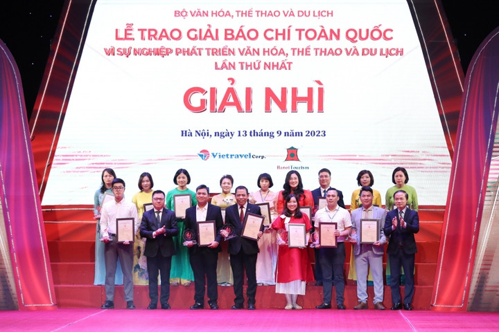Ban tổ chức trao giải Nhì cho các tác giả.