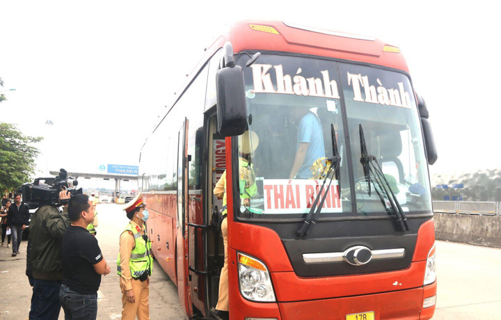 Khi phát hiện hành vi vi phạm, lực lượng CSGT hóa trang phải báo cho bộ phận CSGT tuần tra, kiểm soát công khai để xử lý.