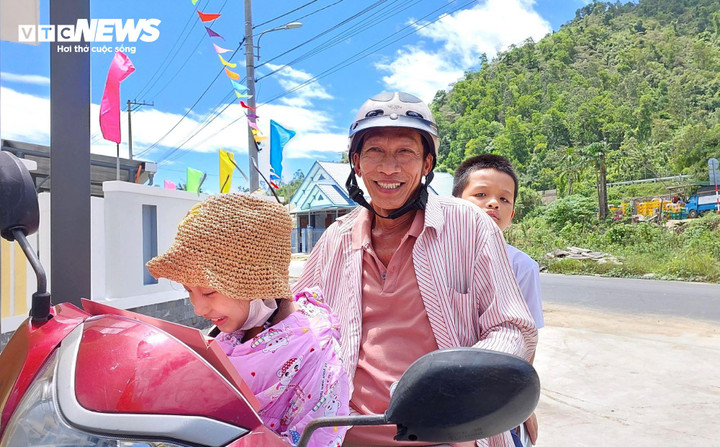 Học sinh thôn Nam Yên được phụ huynh đưa đến trường mới Hòa Bắc học tập.