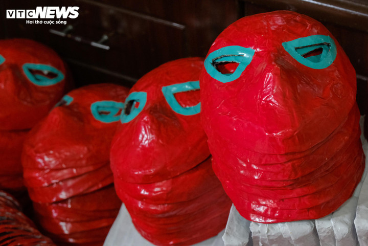 Cặp nghệ nhân cuối cùng làm mặt nạ giấy bồi ở Hà Nội và nỗi lo nghề dần mai một - 8