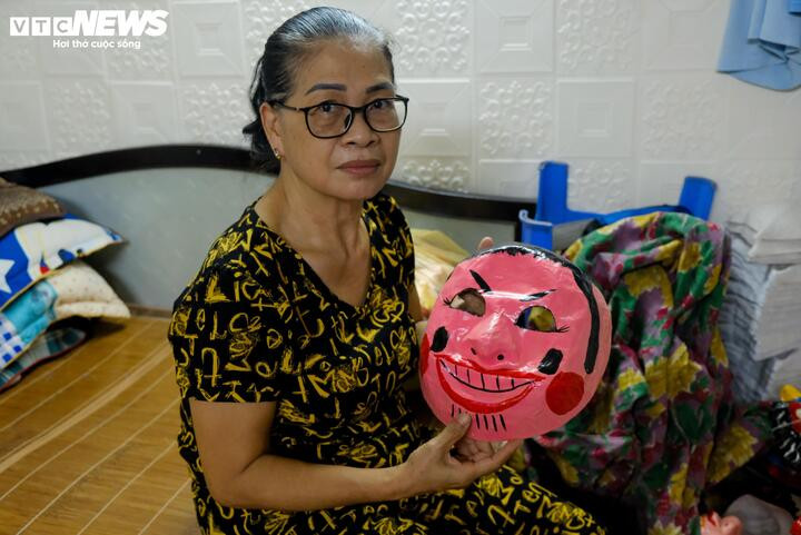 Vợ chồng bà Lan rất vui vì giờ đây nhiều người dần quay lại tìm hiểu về nét đẹp nghề truyền thống.