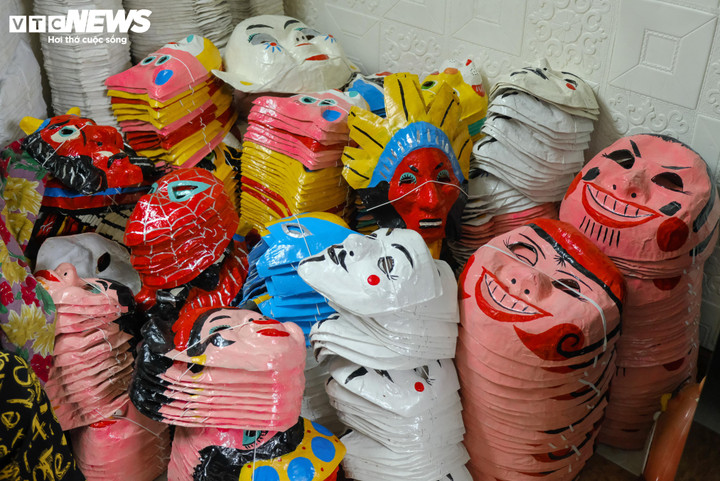 Cặp nghệ nhân cuối cùng làm mặt nạ giấy bồi ở Hà Nội và nỗi lo nghề dần mai một - 7