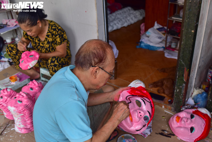 Chỉ còn duy nhất vợ chồng ông Hòa còn theo nghề làm mặt nạ giấy bồi tại Phố cổ.
