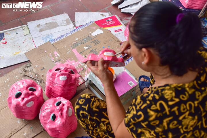 Cận cảnh nét vẽ của bà Lan trên mặt nạ giấy bồi.