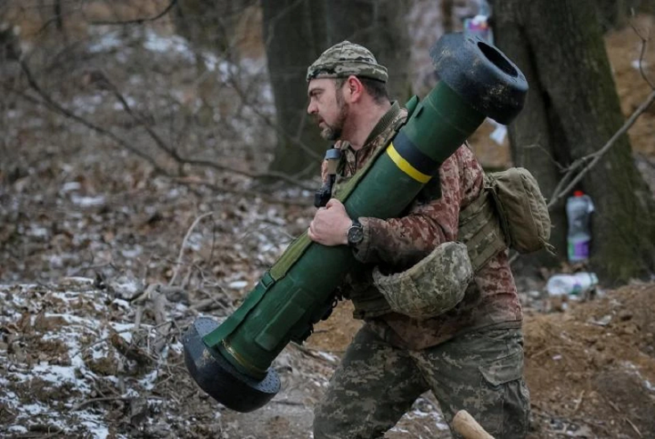 Binh sĩ Ukraine vác trên tay một tên lửa chống tăng Javelin của Mỹ. (Ảnh: Reuters)
