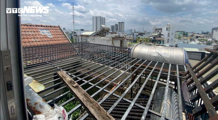 Hình ảnh giếng trời bị bịt kín tại một căn hộ dịch vụ ở quận 8. (Ảnh: Lương Ý)