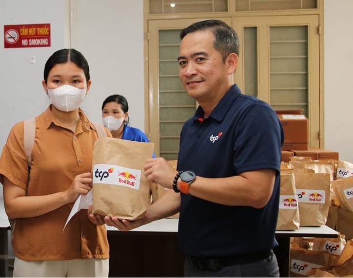 Các thanh niên người công nhân đều được trao những phần dung dịch không tính tiền kể từ doanh nghiệp lớn TCP nước Việt Nam ngay lập tức sau thời điểm thăm hỏi nhà lao.