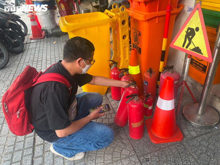 Chú Tư, nhân viên bán hàng ở một cửa tiệm chuyên về đồ bảo hộ lao động ở đường Nguyễn Công Trứ (quận 1) cho biết: “Nhiều người mua loại bình 2kg cho gia đình, còn các nơi kinh doanh cà phê, nhà hàng thì dùng loại bình cứu hỏa 5kg hoặc 8kg”. Giá của bình cứu hỏa loại 5kg - CO2 là 890.000 đồng, còn loại bình cứu hoả 8kg - bột là 690.000 đồng.