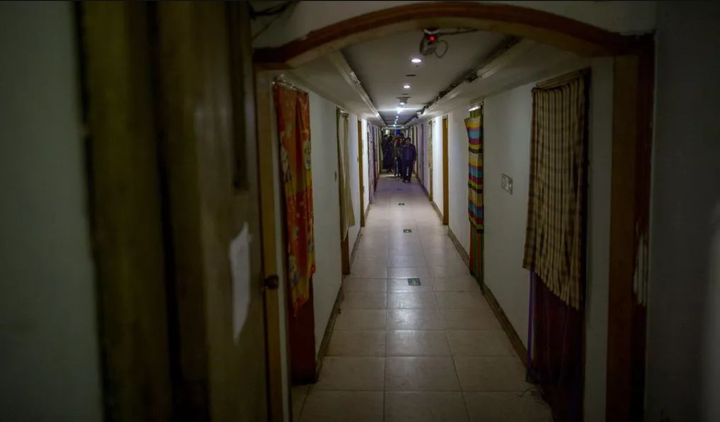 Theo các chính sách hiện nay, Trung Quốc không cho phép sống dưới các tầng hầm. Tuy nhiên, hoạt động thuê trọ tầng hầm (hay còn gọi là khu ổ chuột dưới lòng đất) vẫn còn tồn tại ngay cả ở Thủ đô Bắc Kinh.