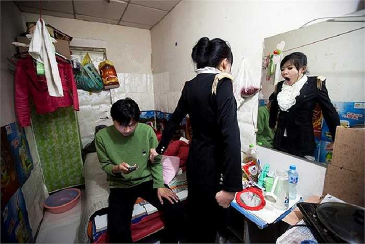 Trước khi chính sách cải tạo không gian ngầm được thực hiện, Ủy ban Phát triển Nhà ở và Đô thị - Nông thôn Bắc Kinh thống kê có gần 800.000 người sống trong 17.000 khu tầng hầm ở thành phố.