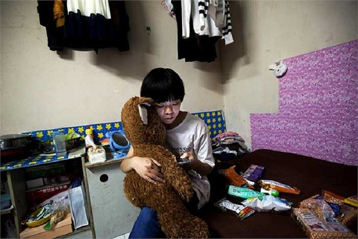 Một phòng thông thường ở các khu ổ chuột dưới lòng đất rộng từ 8 – 10 m2, có giá phổ biến khoảng 300 – 350 tệ/tháng (1 triệu đến 1,5 triệu đồng). Những phòng rộng rãi và chất lượng tốt hơn giá thuê có thể lên tới 800 tệ/tháng (hơn 2,6 triệu đồng), đương nhiên điều kiện sinh hoạt vẫn kém xa so với những phòng trọ trên mặt đất vốn có giá thuê lên tới hàng nghìn tệ mỗi tháng.