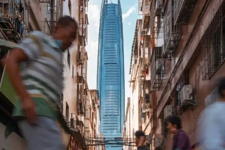 Ở Thượng Hải có một khái niệm là "làng đô thị", để chỉ những khu dân cư cấp thấp, nhưng khu ổ chuột bị che lấp sau vô số tòa nhà chọc trời.