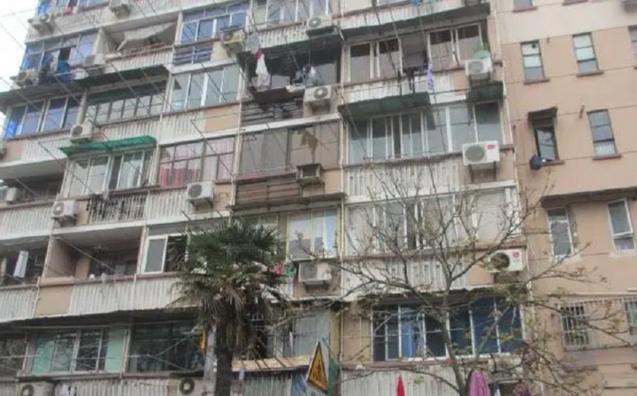 Tại một làng đô thị ở đường Định Hải, người dân sống ở đây phần lớn là người già và người lao động thấp. Rất ít người trẻ sinh sống ở đây bởi môi trường và cơ sở vật chất lạc hậu.