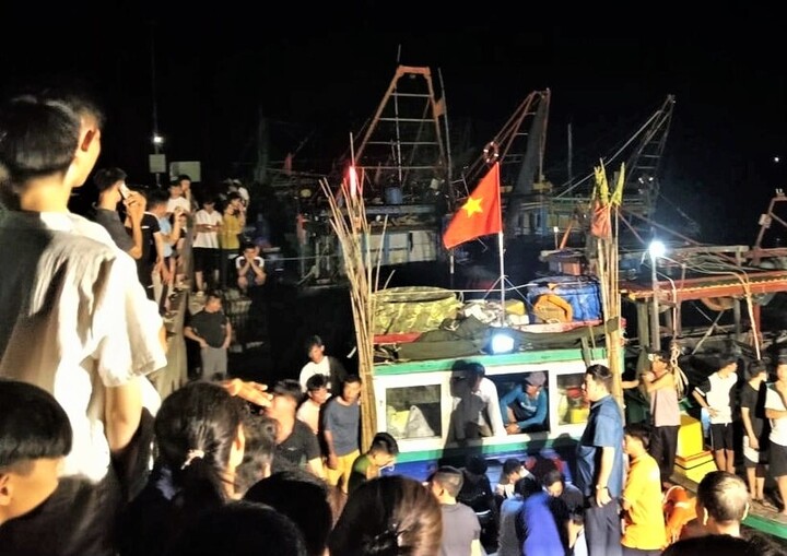 Lực lượng chức năng hỗ trợ đưa các nạn nhân vào bờ. (Ảnh: CTV)
