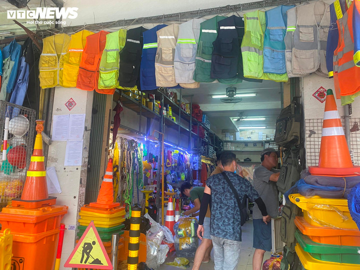 Các cửa hàng bán thiết PCCC tấp nập khách ra vào.