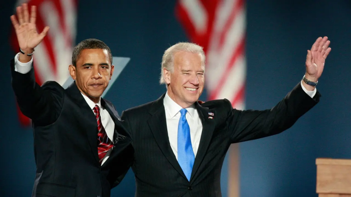 Tổng thống Mỹ Joe Biden (phải) và cựu Tổng thống Barack Obama. (Ảnh : ABC News)