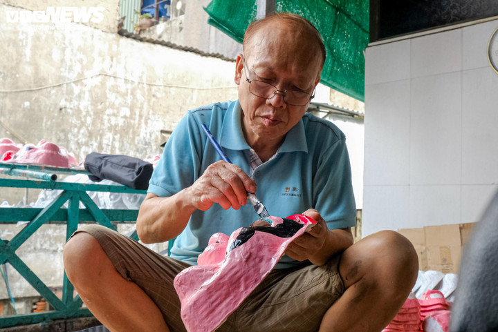 Thời đỉnh cao, mỗi tháng vợ chồng ông Hòa sản xuất ra 1.000 chiếc mặt nạ giấy bồi.