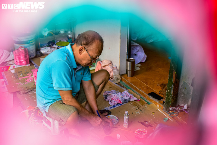 Cặp nghệ nhân cuối cùng làm mặt nạ giấy bồi ở Hà Nội và nỗi lo nghề dần mai một - 3