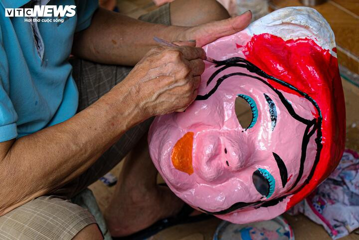 Cặp nghệ nhân cuối cùng làm mặt nạ giấy bồi ở Hà Nội và nỗi lo nghề dần mai một - 4