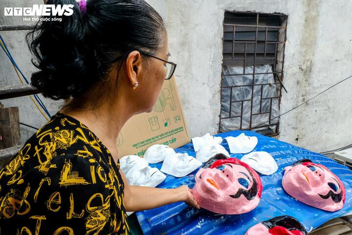 Cặp nghệ nhân cuối cùng làm mặt nạ giấy bồi ở Hà Nội và nỗi lo nghề dần mai một - 5