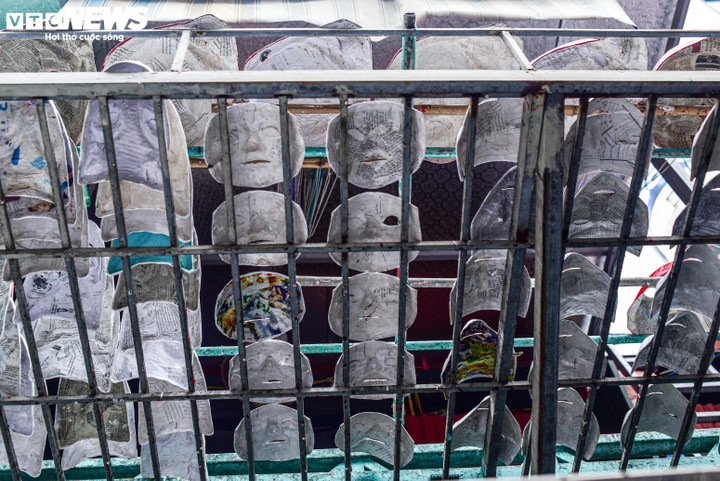 Cặp nghệ nhân cuối cùng làm mặt nạ giấy bồi ở Hà Nội và nỗi lo nghề dần mai một - 6