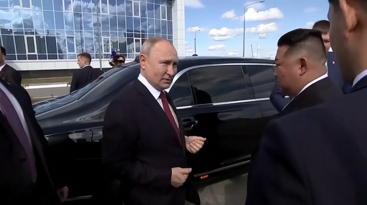 Tổng thống Nga Vladimir Putin giới thiệu với nhà lãnh đạo Triều Tiên Kim Jong-un chiếc limousine Aurus của ông. (Ảnh: Sky News)