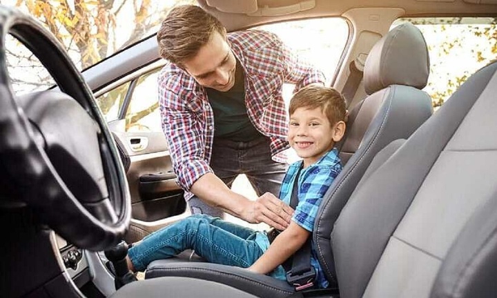 Theo quy định hiện hành, trẻ em được ngồi ghế trước ô tô, tuy nhiên chuyên gia khuyến nghị không nên.