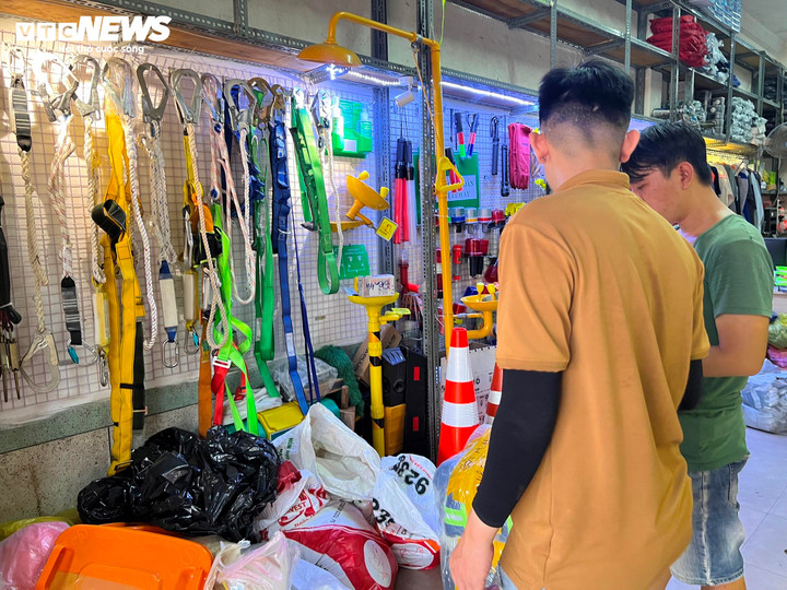 Khách hàng hỏi mua một số loại dây phục vụ thoát hiểm.