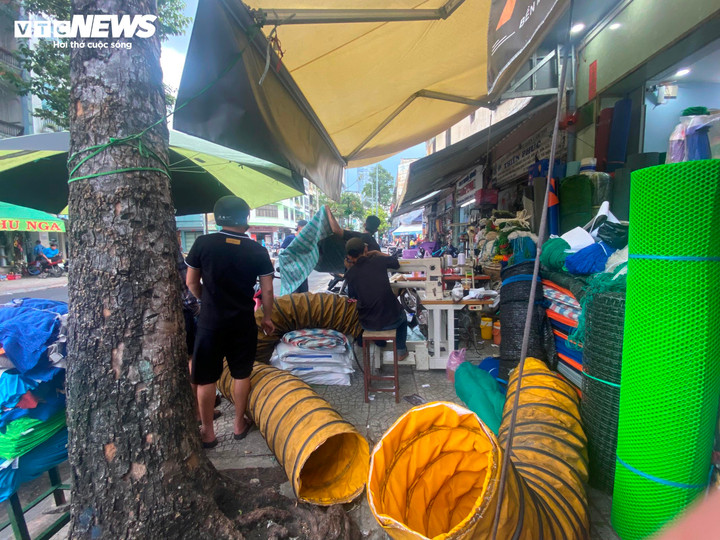 Thiết bị hút khói dùng cho hàng quán cũng được nhiều người quan tâm.